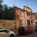 Ubicato in via Marconi ad angolo con via Palermo, a pochi passi dal Municipio, il "Cinema De Pinto" fu costruito nel 1910: nato come teatro comunale, fu dato poi in concessione nel 1927 all'agronomo Domenico De Pinto, che si preoccup� dell'ampliamento e gli confer� anche la funzione di cinematografo